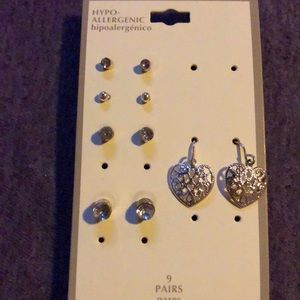 There are 5 pair of earrings that come with